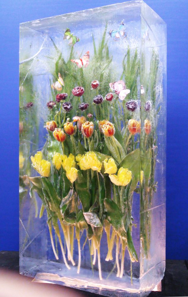 Effektvolle Blumen Skulpturen aus Eis
