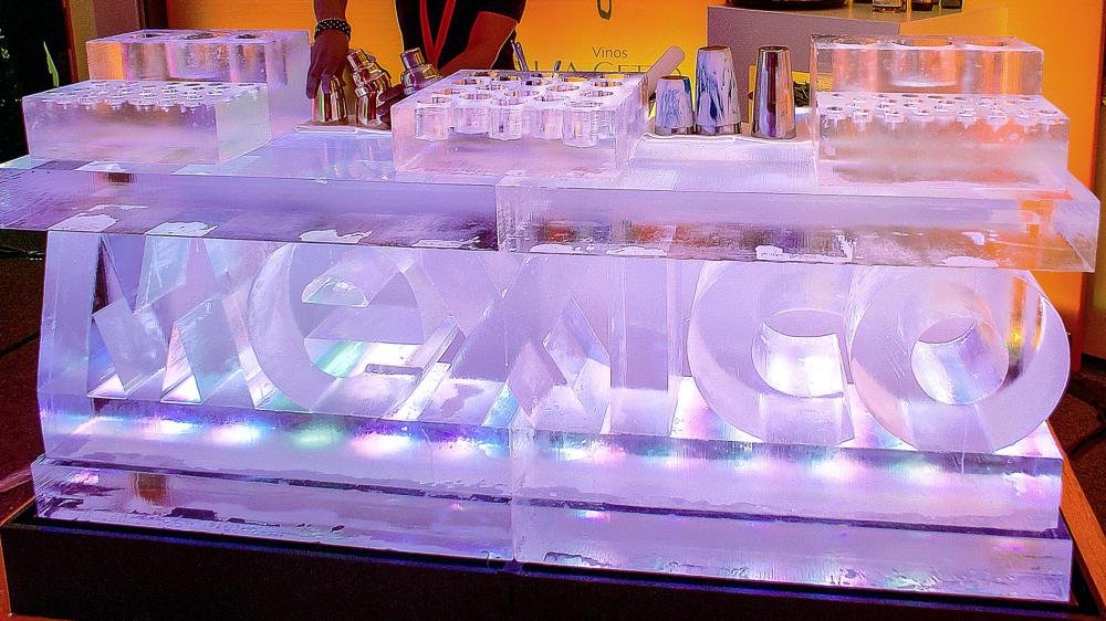 eisbar mit logo / eisdekor / projekt