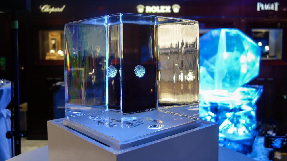eiswürfel auf tischwanne mit einfrierung