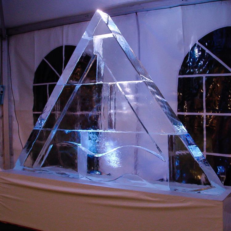 eisskulpturen.ch  Eislogo Klinik Pyramide