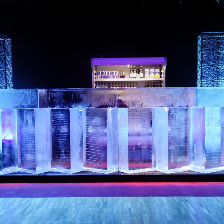 eisskulpturen.ch_eisbar_aus rohen blöcken