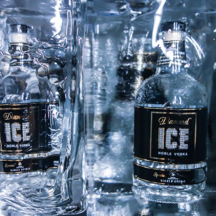 Eisskulpturen eingefrorene Flaschen