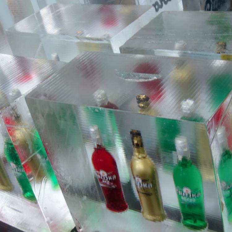 Eisskulpturen eingefrorene Flaschen