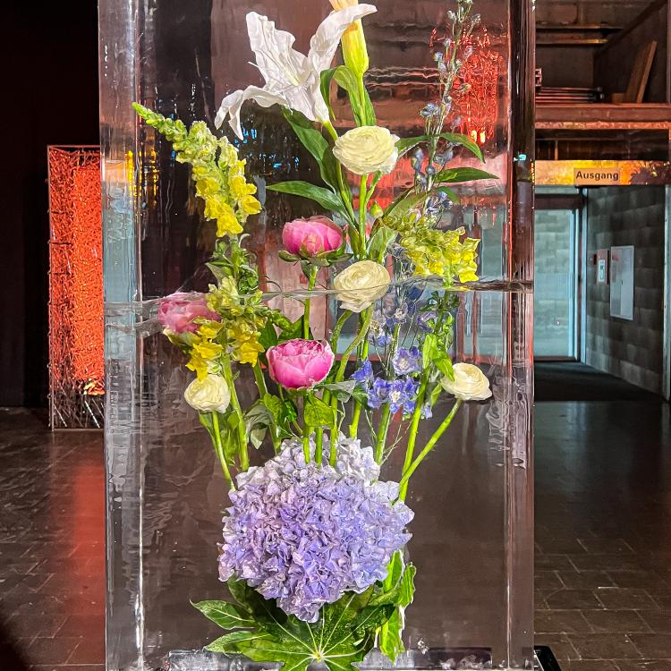 Eisskulpturen_eingefrorene Blumen