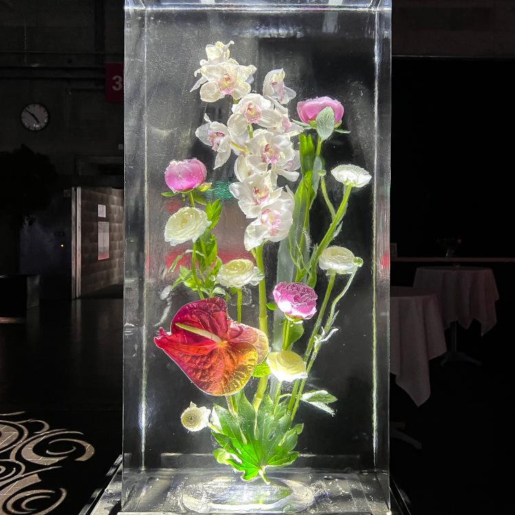 Eisskulpturen_eingefrorene Blumen